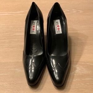 Isaac Mizrahi Black wing tip style leather heels NWOB Size 7.5B fun heels